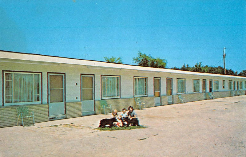 Strongs Motel - Old Postcard (newer photo)